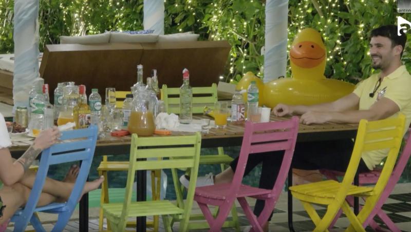 Insula Iubirii Plus, sezonul 9. Imaginile din casa băieților care nu s-au văzut TV. Cum s-au apropiat Claudiu și ispita Cristina