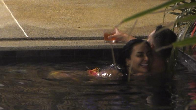 Insula Iubirii, 23 iulie 2025. Naba Salem și Marius Avram, în ipostaze apropiate în piscină. Cum a fost filmat soțul Mariei
