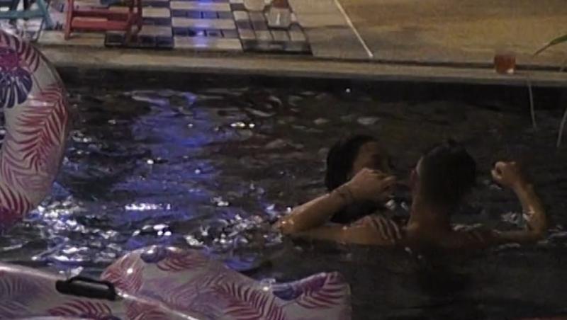 Insula Iubirii, 23 iulie 2025. Naba Salem și Marius Avram, în ipostaze apropiate în piscină. Cum a fost filmat soțul Mariei