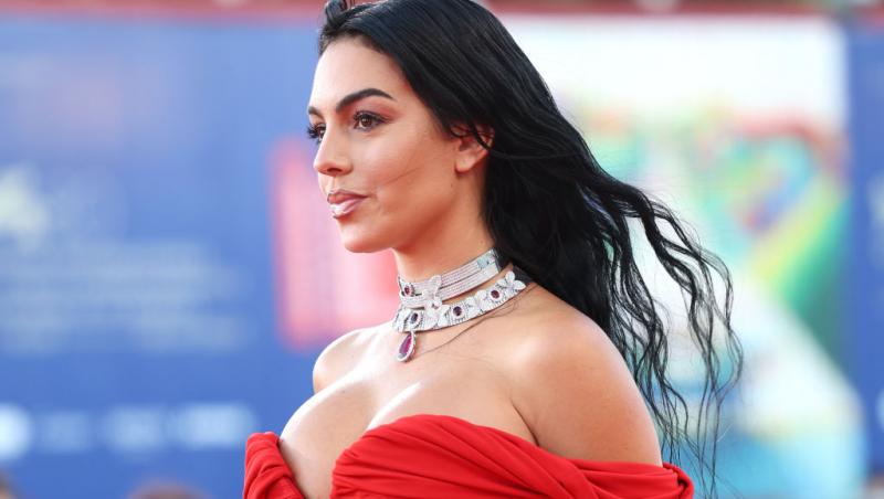 Imaginile cu Georgina Rodríguez în biserică i-au înfuriat pe internauți. Cum a pozat iubita lui Cristiano Ronaldo în lăcașul sfânt