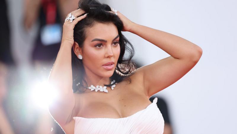 Imaginile cu Georgina Rodríguez în biserică i-au înfuriat pe internauți. Cum a pozat iubita lui Cristiano Ronaldo în lăcașul sfânt