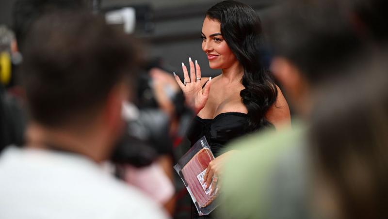 Imaginile cu Georgina Rodríguez în biserică i-au înfuriat pe internauți. Cum a pozat iubita lui Cristiano Ronaldo în lăcașul sfânt