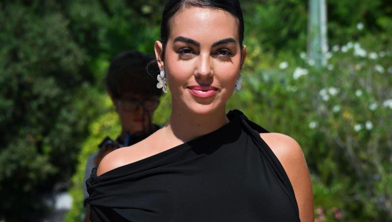 Imaginile cu Georgina Rodríguez în biserică i-au înfuriat pe internauți. Cum a pozat iubita lui Cristiano Ronaldo în lăcașul sfânt