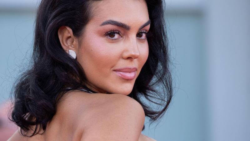 Imaginile cu Georgina Rodríguez în biserică i-au înfuriat pe internauți. Cum a pozat iubita lui Cristiano Ronaldo în lăcașul sfânt