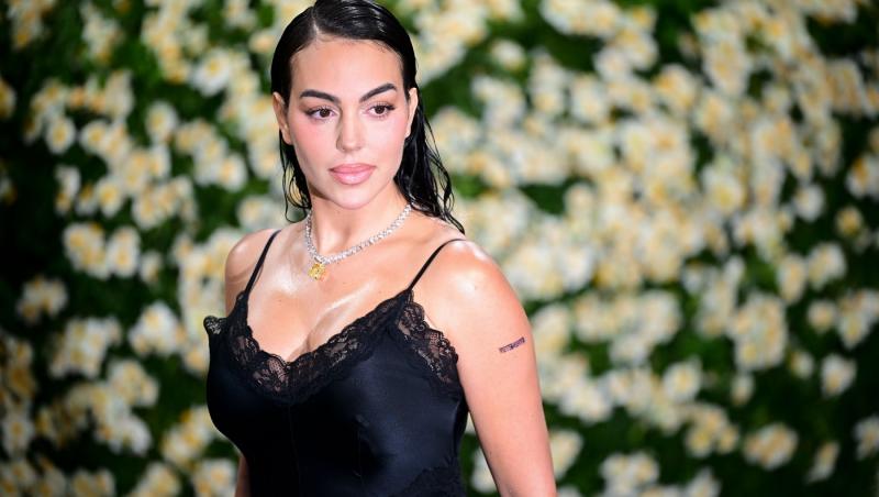 Imaginile cu Georgina Rodríguez în biserică i-au înfuriat pe internauți. Cum a pozat iubita lui Cristiano Ronaldo în lăcașul sfânt