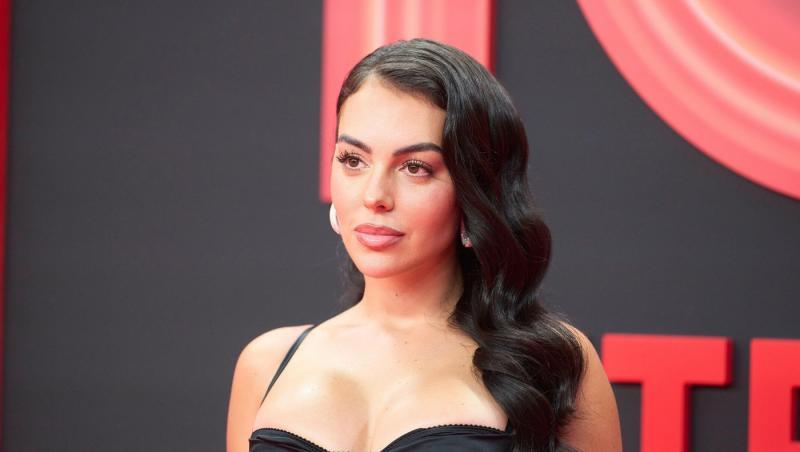 Imaginile cu Georgina Rodríguez în biserică i-au înfuriat pe internauți. Cum a pozat iubita lui Cristiano Ronaldo în lăcașul sfânt