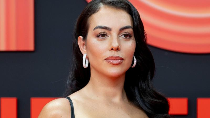 Imaginile cu Georgina Rodríguez în biserică i-au înfuriat pe internauți. Cum a pozat iubita lui Cristiano Ronaldo în lăcașul sfânt