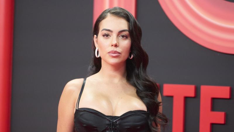 Imaginile cu Georgina Rodríguez în biserică i-au înfuriat pe internauți. Cum a pozat iubita lui Cristiano Ronaldo în lăcașul sfânt