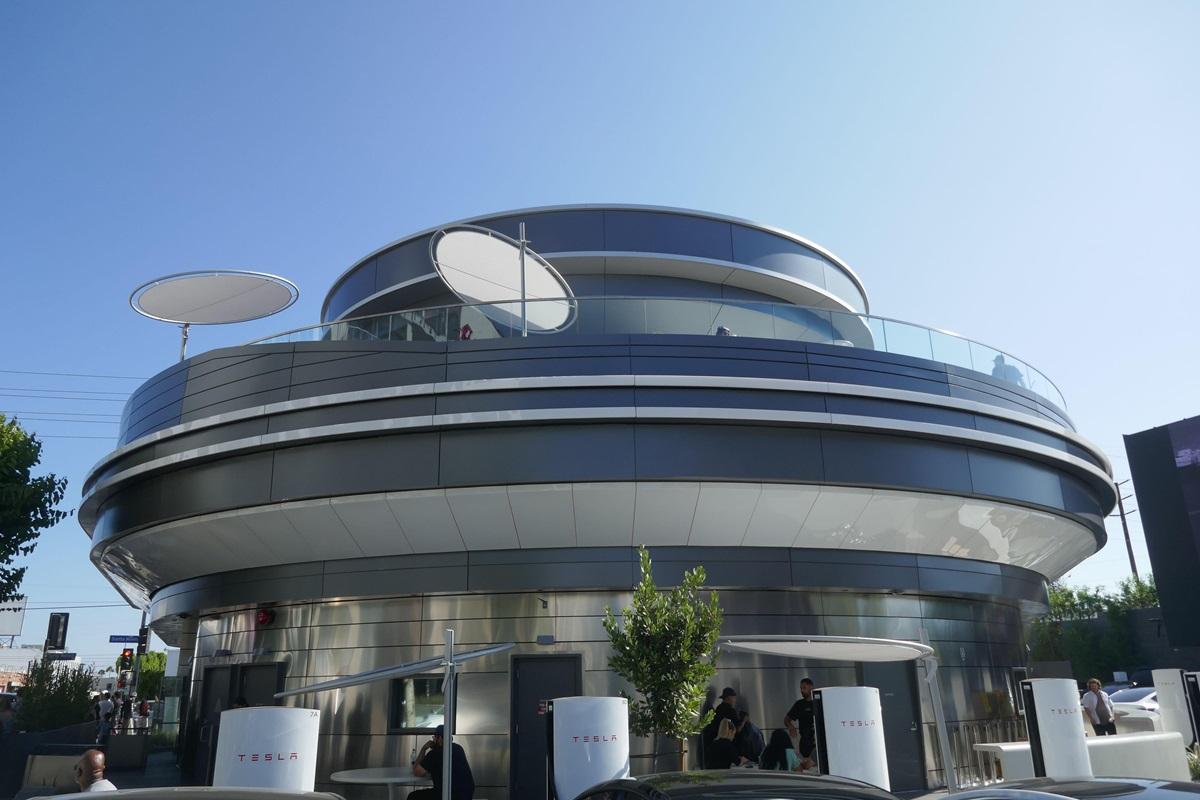 Tesla deschide restaurantul viitorului. Cum arată locația care folosește roboți drept chelneri