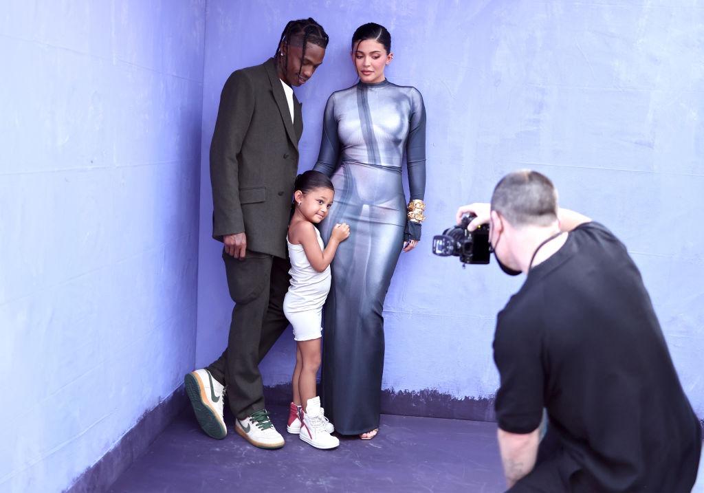 Kylie Jenner alături de Travis Scott și de fiica lor, Stormi