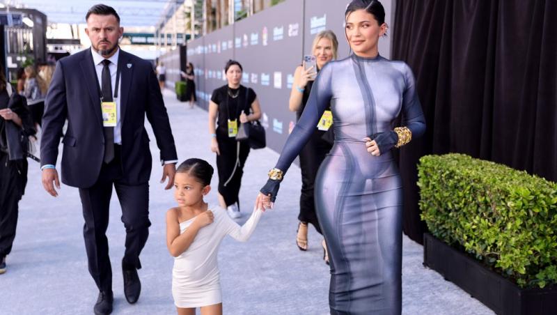 Kylie Jenner alături de fiica ei, Stormi