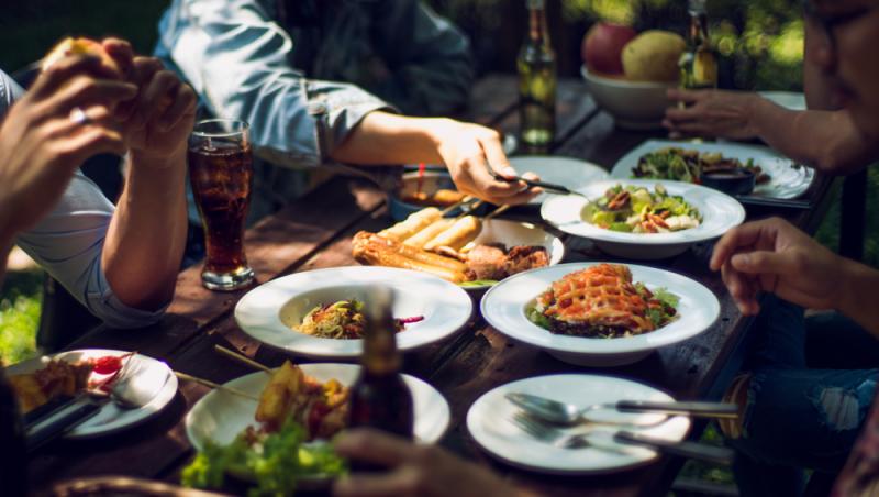 O tânără a refuzat să plătească și mâncarea prietenei sale. Ce a înfuriat-o și le poate costa relația