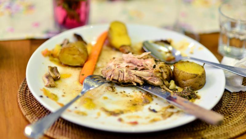 O tânără a refuzat să plătească și mâncarea prietenei sale. Ce a înfuriat-o și le poate costa relația