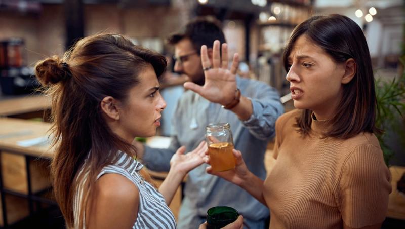 O tânără a refuzat să plătească și mâncarea prietenei sale. Ce a înfuriat-o și le poate costa relația