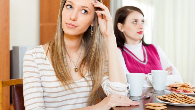 O tânără a refuzat să plătească și mâncarea prietenei sale. Ce a înfuriat-o și le poate costa relația