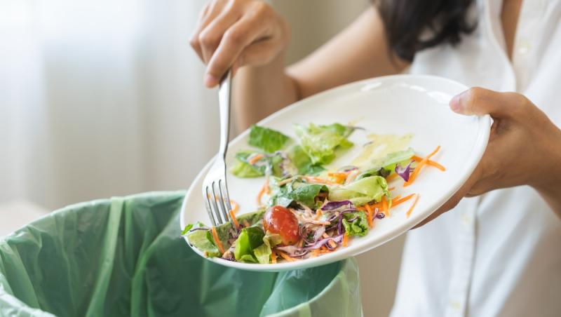 O tânără a refuzat să plătească și mâncarea prietenei sale. Ce a înfuriat-o și le poate costa relația