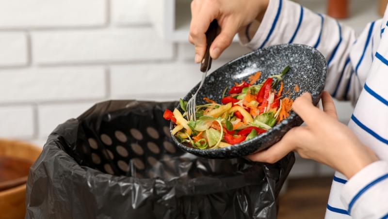 O tânără a refuzat să plătească și mâncarea prietenei sale. Ce a înfuriat-o și le poate costa relația