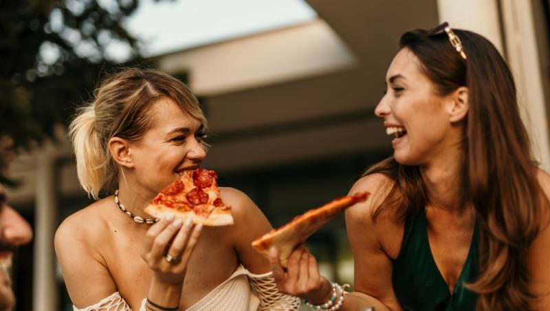 O tânără a refuzat să plătească și mâncarea prietenei sale. Ce a înfuriat-o și le poate costa relația