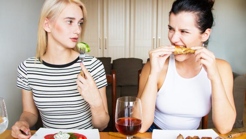 O tânără a refuzat să plătească și mâncarea prietenei sale. Ce a înfuriat-o și le poate costa relația