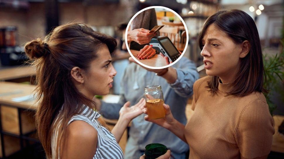 colaj două tinere certându-se într-un bar și femeie care plătește consumația cu cardul