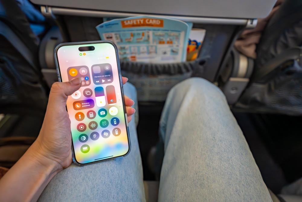 Un pilot a dezvăluit ce se întâmplă, de fapt, dacă nu îți pui telefonul pe modul avion înainte de decolare