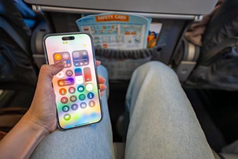 Un pilot a dezvăluit ce se întâmplă, de fapt, dacă nu îți pui telefonul pe modul avion înainte de decolare