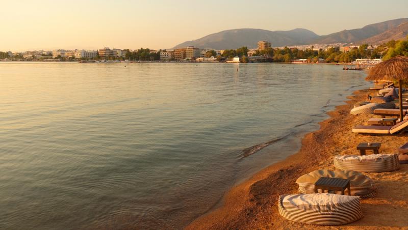 Grecii și-au păstrat o plajă doar pentru ei. Unde se află refugiul elenilor: „Aici înotăm cu demnitate”