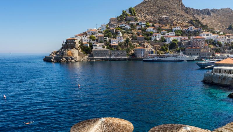 Grecii și-au păstrat o plajă doar pentru ei. Unde se află refugiul elenilor: „Aici înotăm cu demnitate”