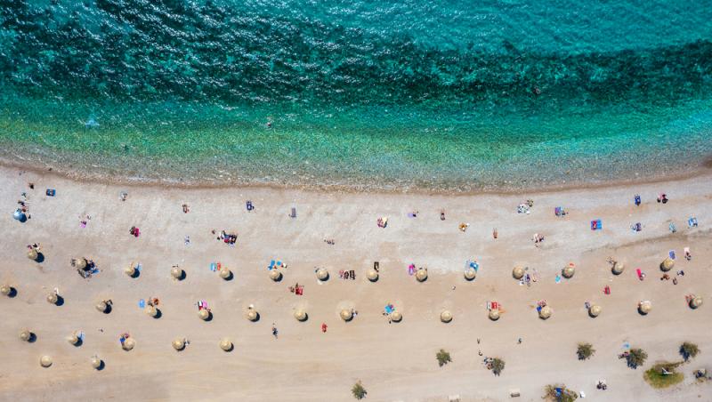 Grecii și-au păstrat o plajă doar pentru ei. Unde se află refugiul elenilor: „Aici înotăm cu demnitate”