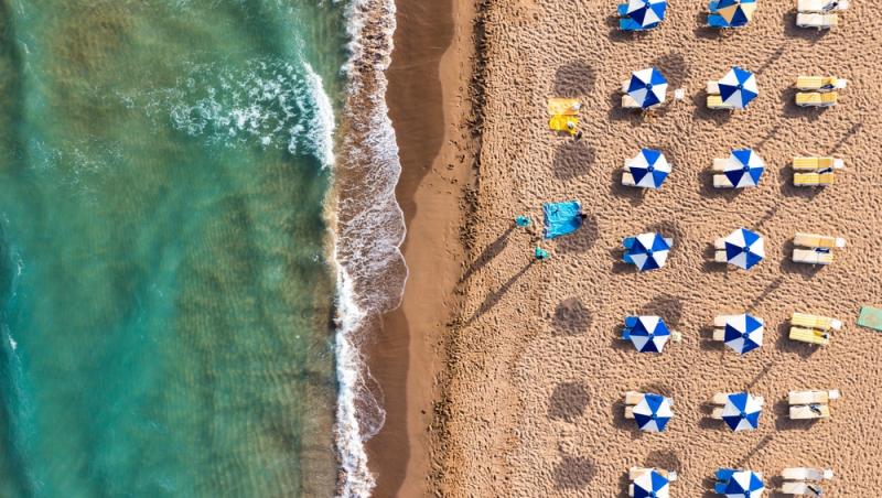 Grecii și-au păstrat o plajă doar pentru ei. Unde se află refugiul elenilor: „Aici înotăm cu demnitate”