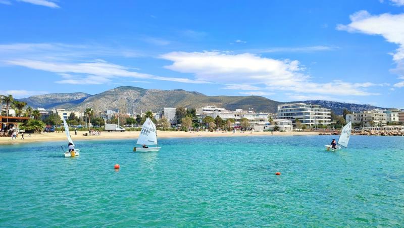 Grecii și-au păstrat o plajă doar pentru ei. Unde se află refugiul elenilor: „Aici înotăm cu demnitate”