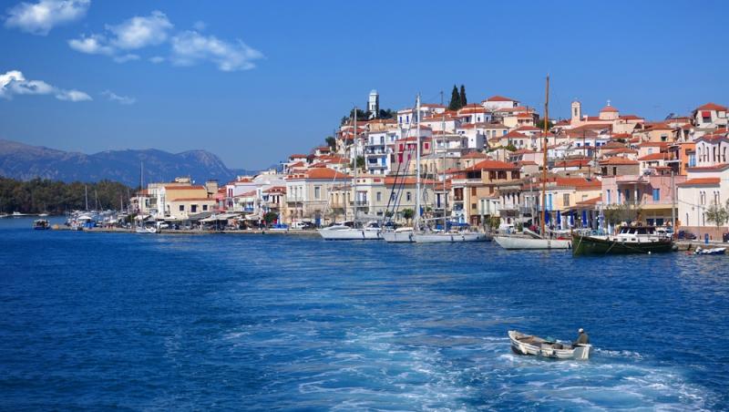 Grecii și-au păstrat o plajă doar pentru ei. Unde se află refugiul elenilor: „Aici înotăm cu demnitate”