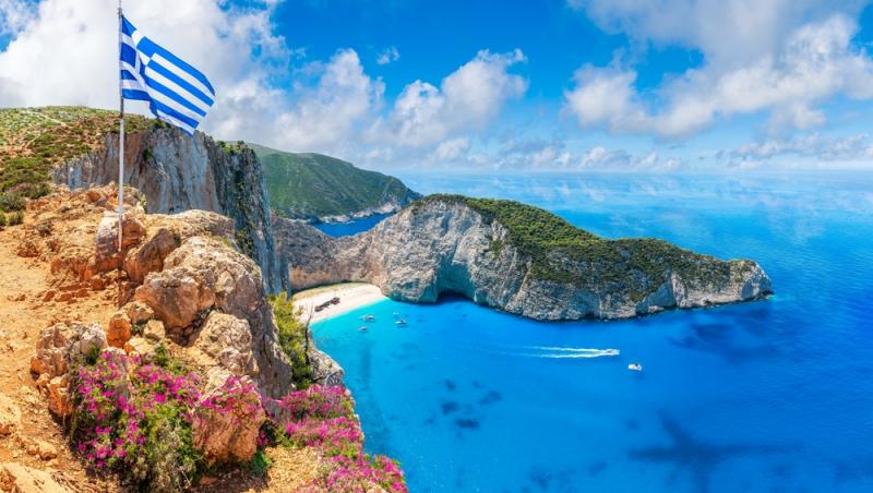 Grecii și-au păstrat o plajă doar pentru ei. Unde se află refugiul elenilor: „Aici înotăm cu demnitate”