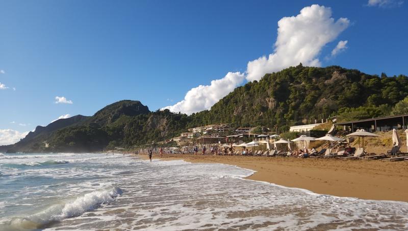 Grecii și-au păstrat o plajă doar pentru ei. Unde se află refugiul elenilor: „Aici înotăm cu demnitate”