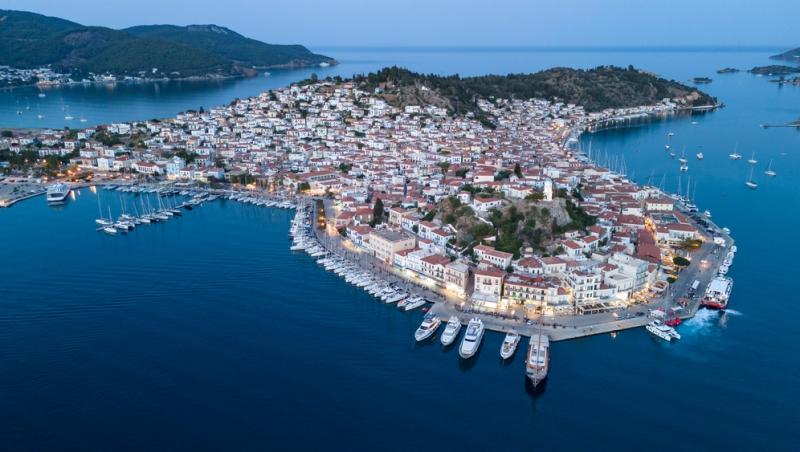 Grecii și-au păstrat o plajă doar pentru ei. Unde se află refugiul elenilor: „Aici înotăm cu demnitate”