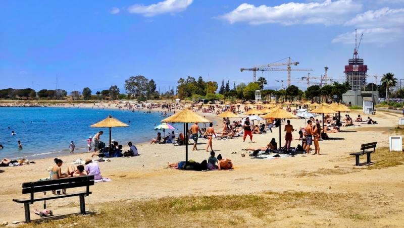 Grecii și-au păstrat o plajă doar pentru ei. Unde se află refugiul elenilor: „Aici înotăm cu demnitate”