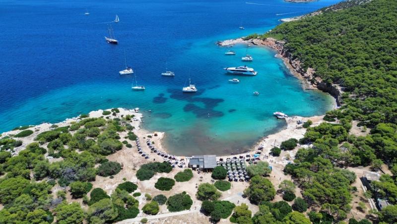 Grecii și-au păstrat o plajă doar pentru ei. Unde se află refugiul elenilor: „Aici înotăm cu demnitate”