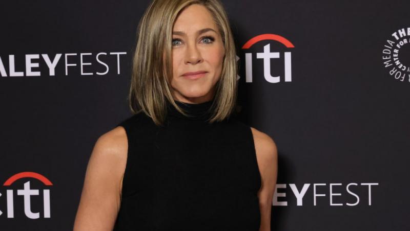 Jennifer Aniston îmbrăcată cu o rochie neagră, fără mâneci