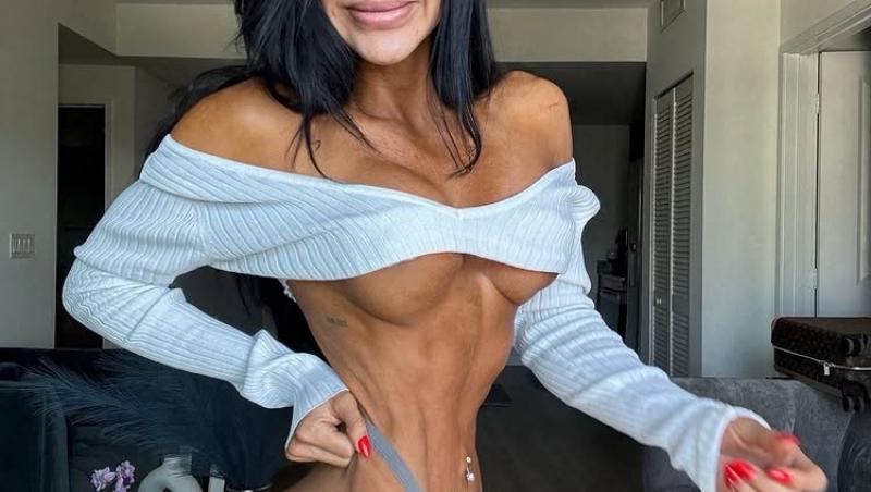 Cum arată acum femeia care poartă corset 23/24 de 17 ani. Are o talie de aproximativ 46 de centimetri: „Bărbații adoră...” | FOTO