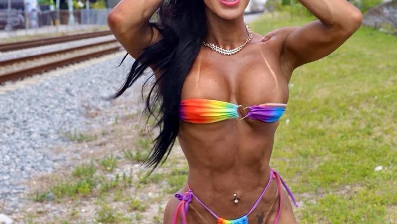 Cum arată acum femeia care poartă corset 23/24 de 17 ani. Are o talie de aproximativ 46 de centimetri: „Bărbații adoră...” | FOTO