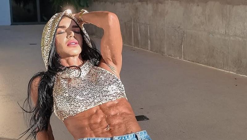 Cum arată acum femeia care poartă corset 23/24 de 17 ani. Are o talie de aproximativ 46 de centimetri: „Bărbații adoră...” | FOTO