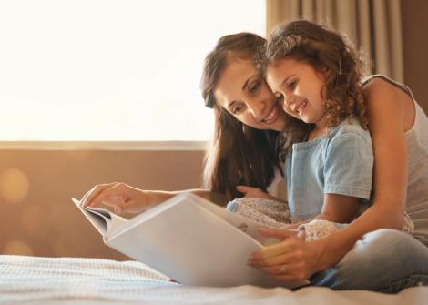 De ce este important să le citești cu voce tare copiilor chiar și după ce învață să citească singuri