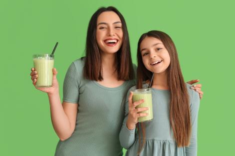 Adevărul despre sucurile de fructe și smoothie-urile: ar trebui să le consumi sau să le eviți?