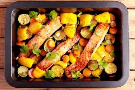 Pește la cuptor cu legume. Rețeta simplă și gustoasă