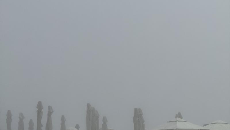 Fenomen ciudat și rar pe litoral. O ceață densă a scăzut vizibilitatea sub 50 de metri într-o zi cu temperaturi de peste 30°C