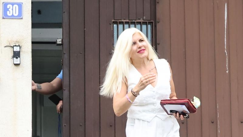 Elena Udrea îmbrăcată într-o ținută complet albă