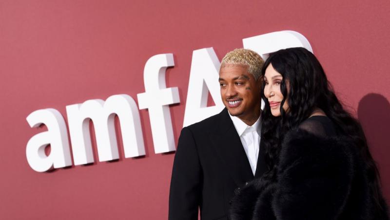 Cher îmbrăcată într-o ținută complet neagră, alături de partenerul ei