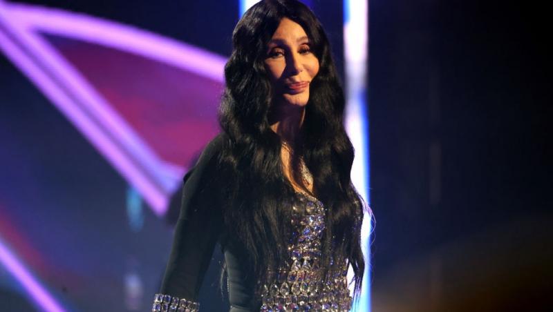 Cher îmbrăcată într-o ținută complet neagră cu detalii strălucitoare