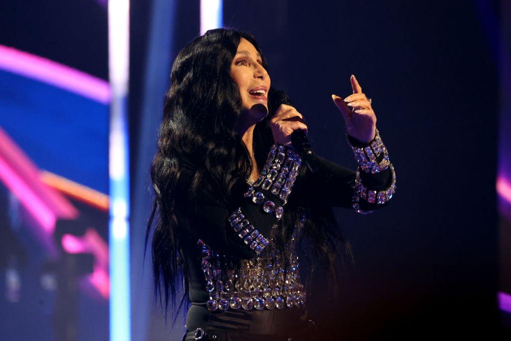 Cher îmbrăcată într-o ținută complet neagră cu detalii strălucitoare