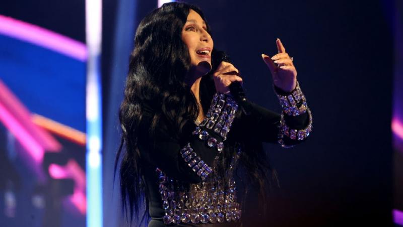 Cher îmbrăcată într-o ținută complet neagră cu detalii strălucitoare